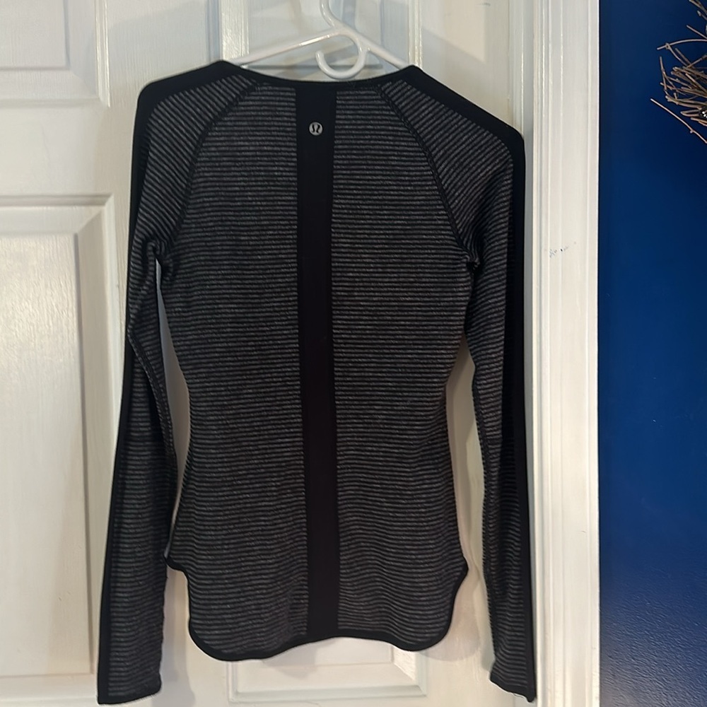 Women’s Lululemon Run Under Long Sleeve Reversible Black & Gray Athletic Top - Picture 5 of 8